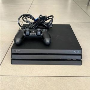 PlayStation 4 Pro EUC!